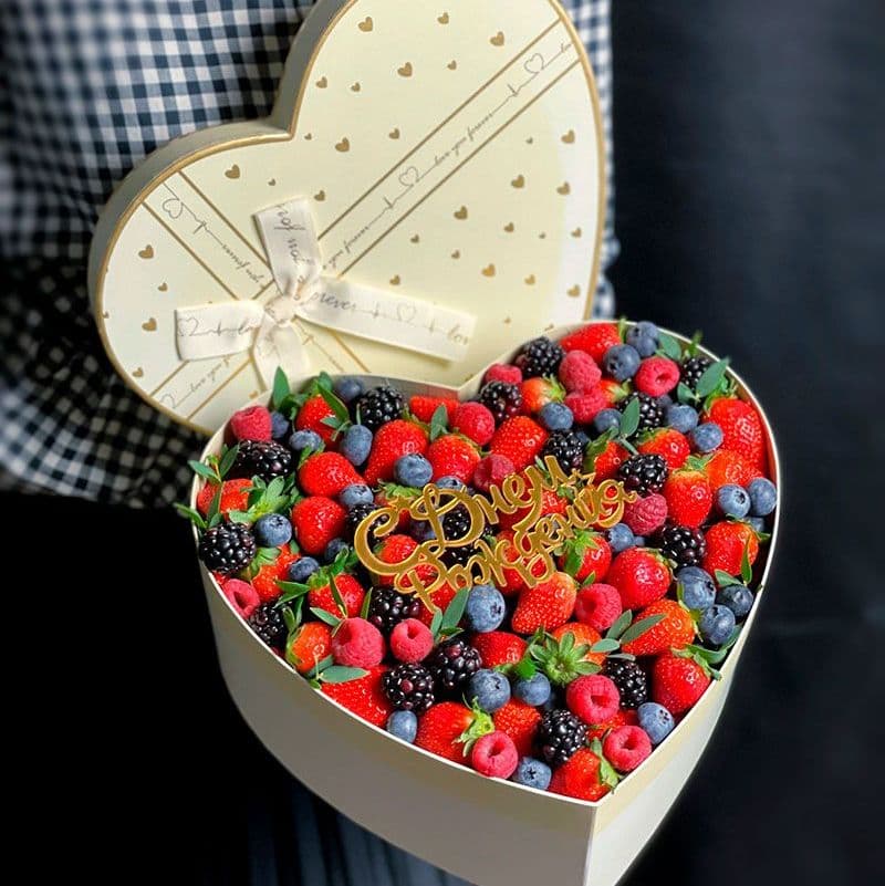 Купить Букет в виде сердца из ягод арт. 450