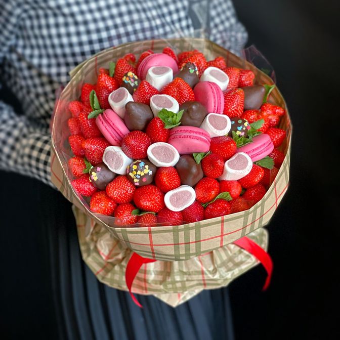Букет из клубники, конфет и тюльпанов