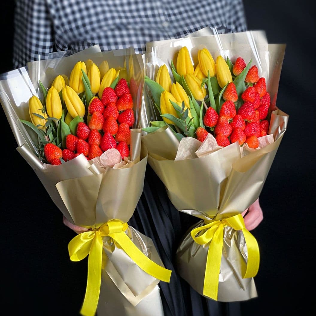 Купить Букет из клубники и тюльпанов арт. 407
