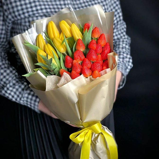 Букет из клубники и тюльпанов