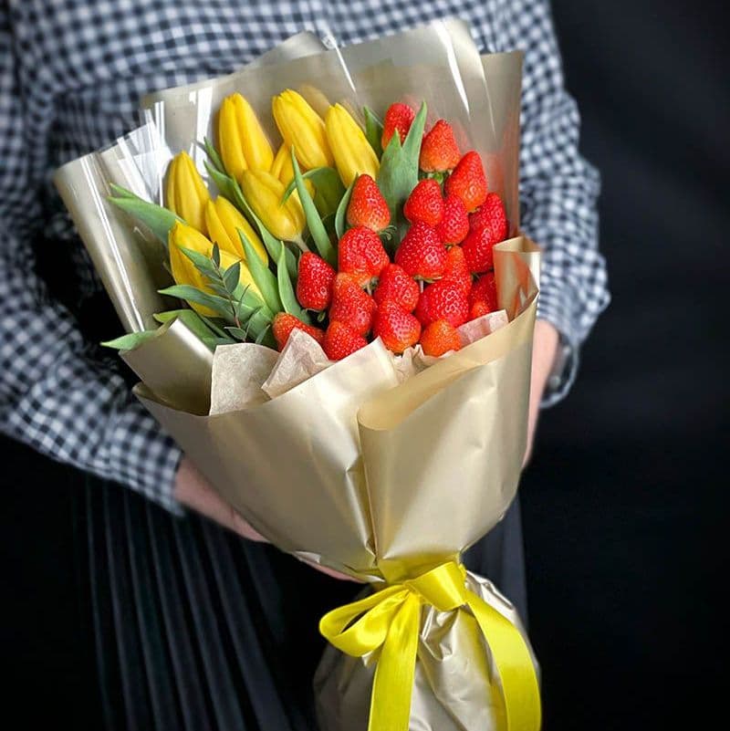 Купить Букет из клубники и тюльпанов арт. 407