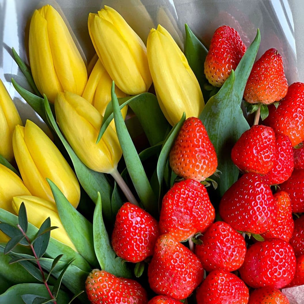 Купить Букет из клубники и тюльпанов арт. 407