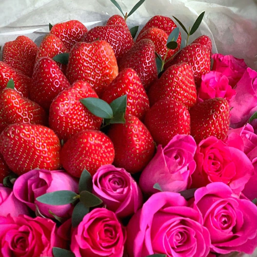 Купить Букет из клубники и роз арт. 222