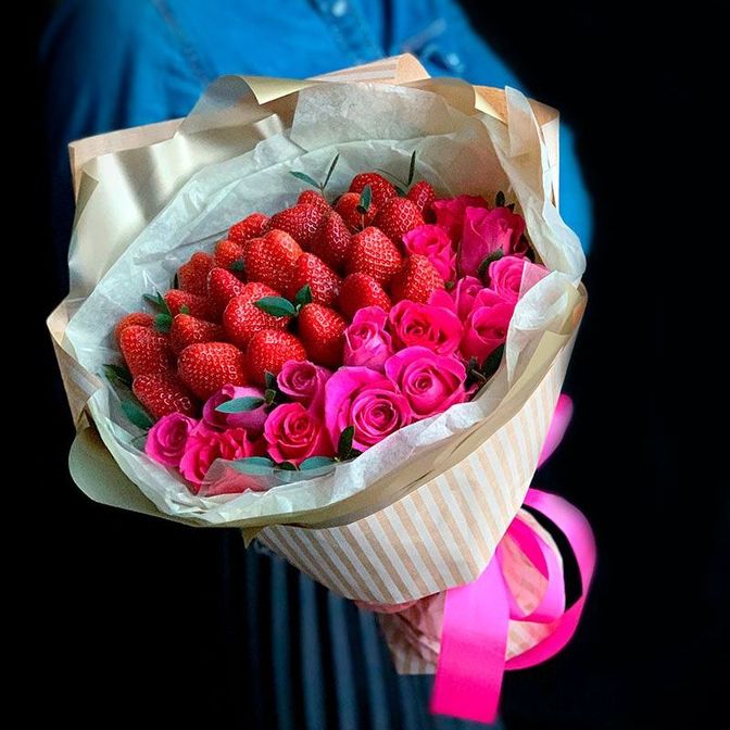 Букет из клубники и роз