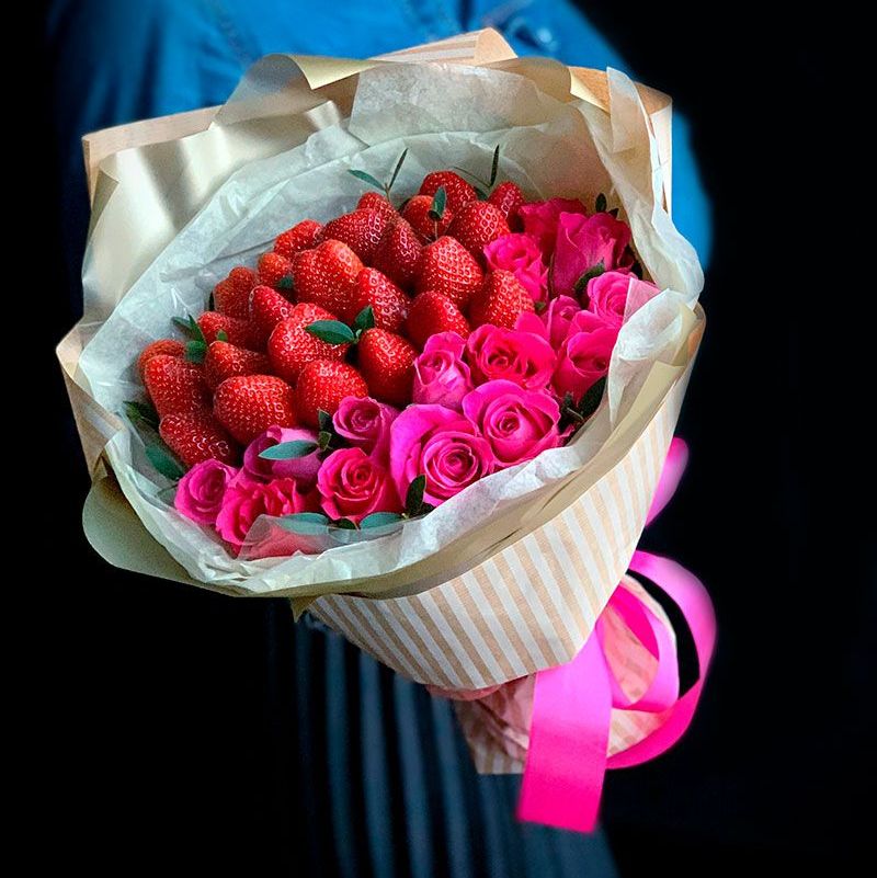 Купить Букет из клубники и роз арт. 222