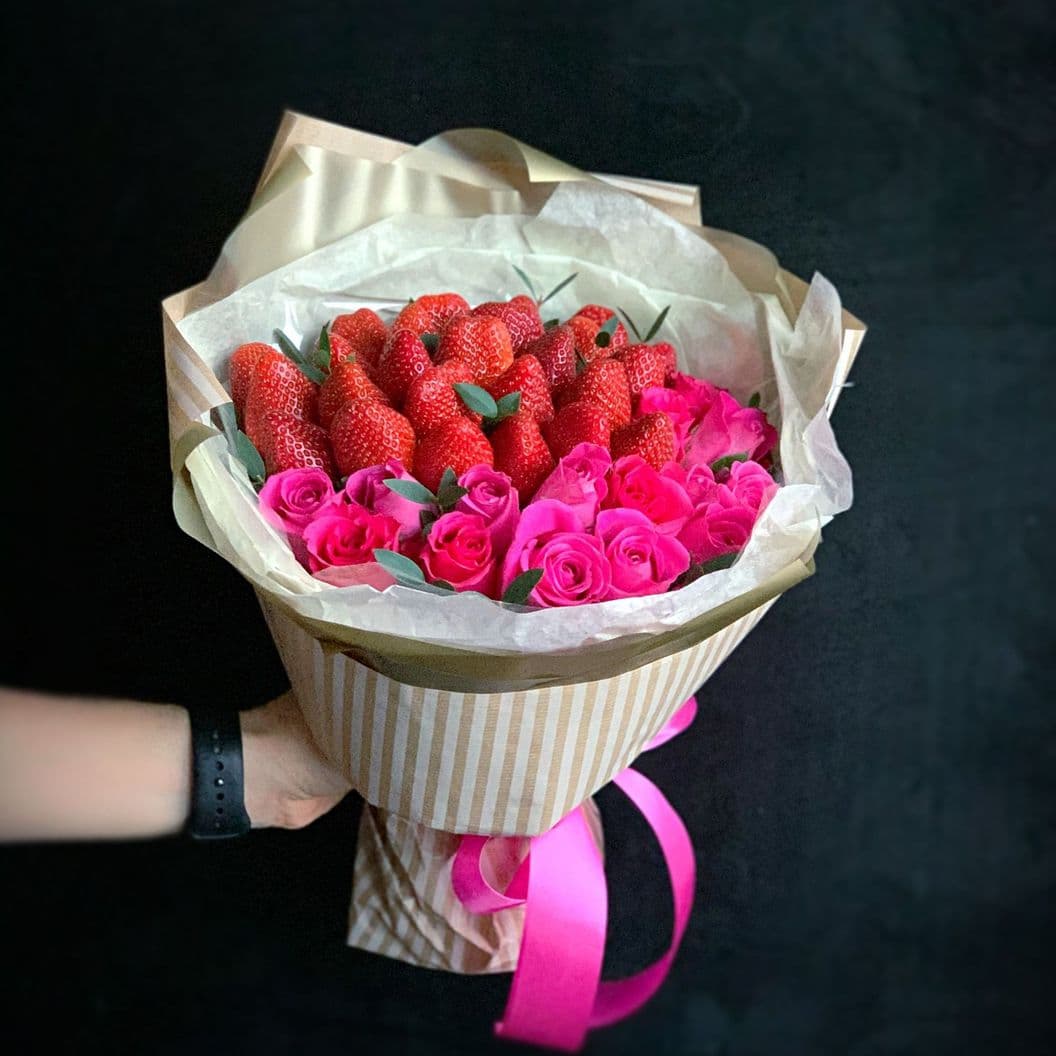 Купить Букет из клубники и роз арт. 222