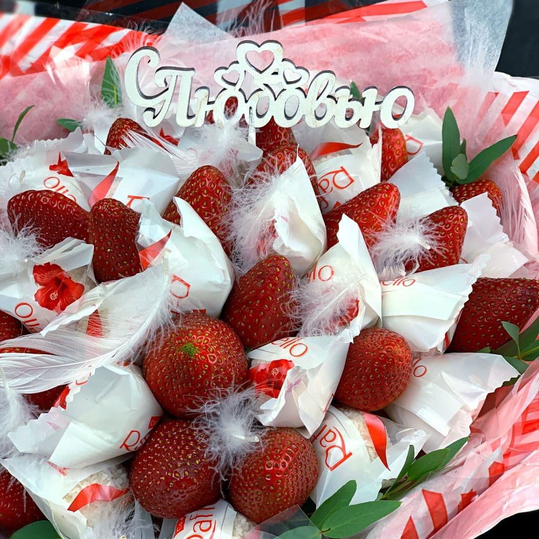 Купить Букет из клубники и конфет арт. 232