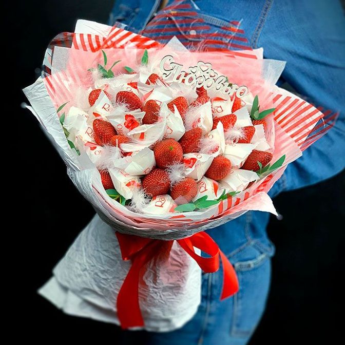 Букет из клубники и конфет