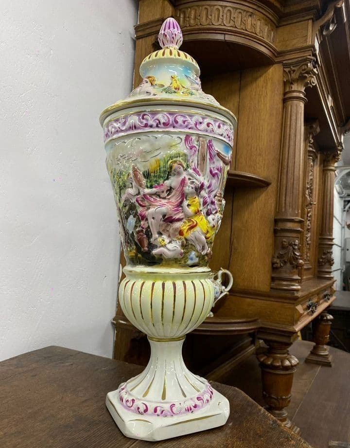 Купить Большая ваза с крышкой Capodimonte