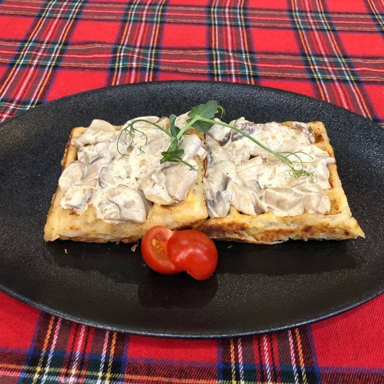 Купить Картофельные вафли с соусом из белых грибов