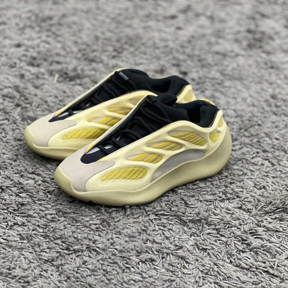 Купить Adidas Yeezy Boost 700 V3, Safflower