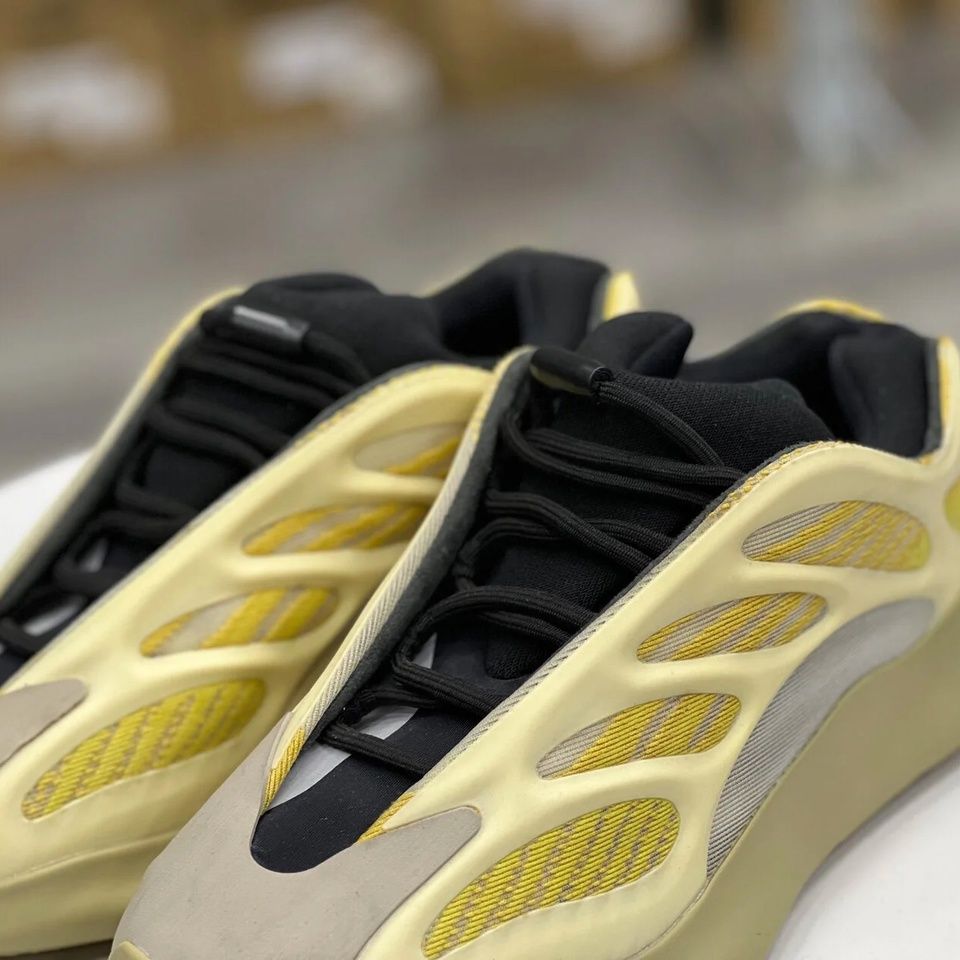 Купить Adidas Yeezy Boost 700 V3, Safflower