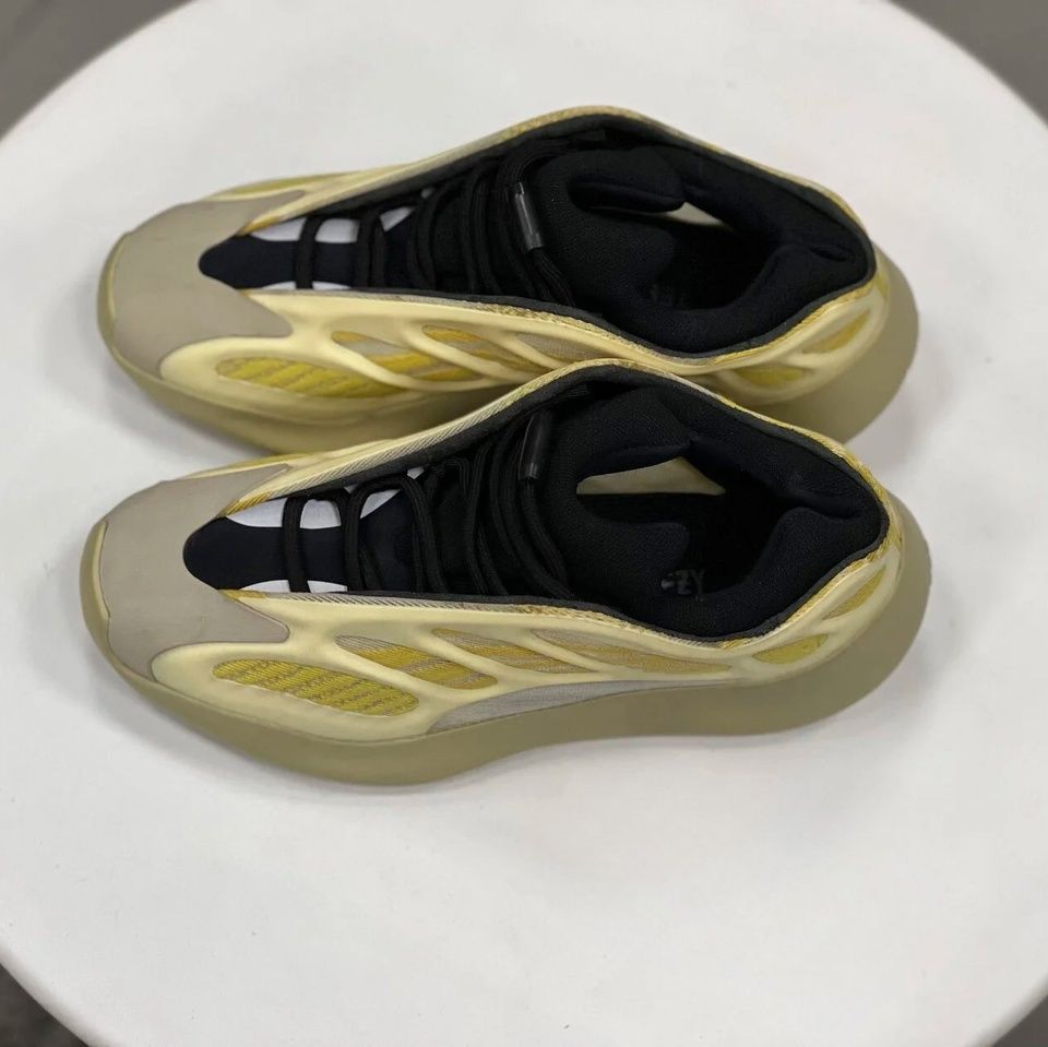 Купить Adidas Yeezy Boost 700 V3, Safflower