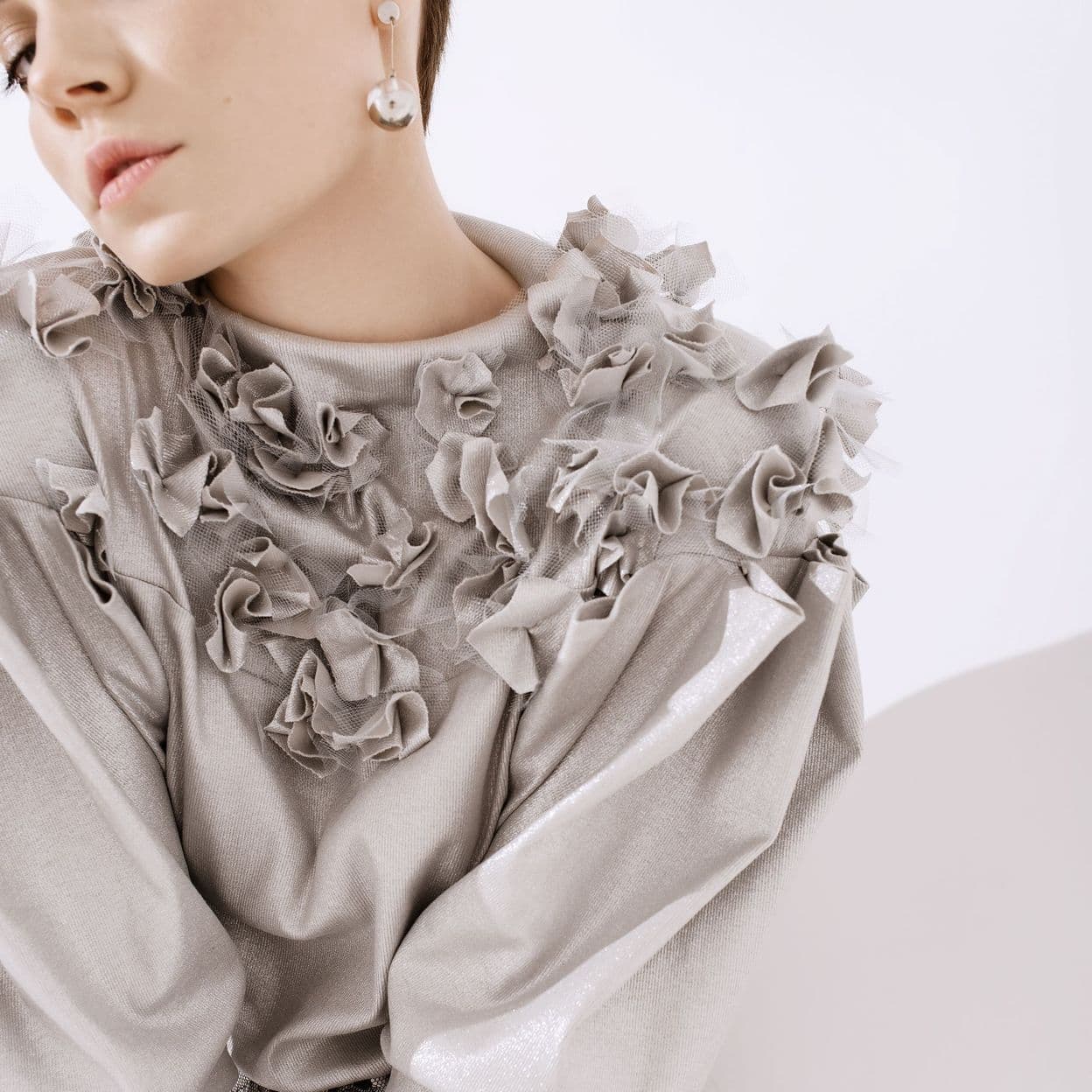 Купить Серебряный трикотажный пуловер с цветами