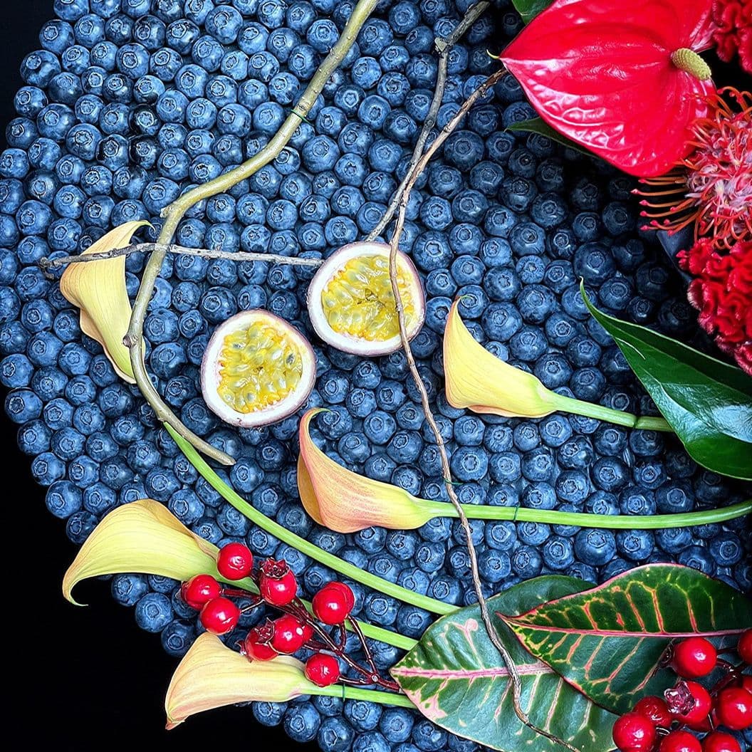 Купить Букет из ягод и цветов арт. 502