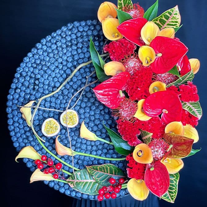 Букет из клубники, конфет и тюльпанов