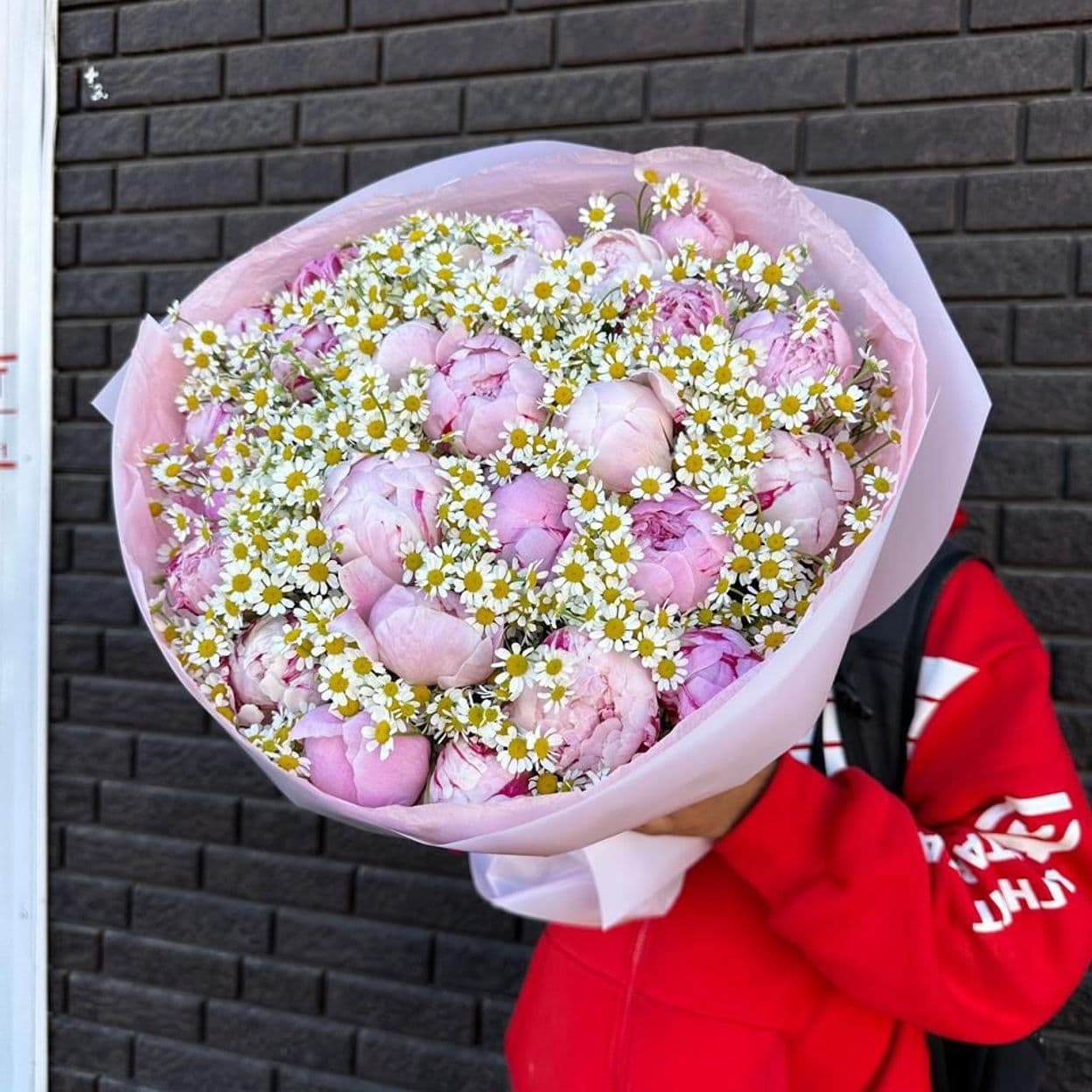 Купить Пионы с ромашкой