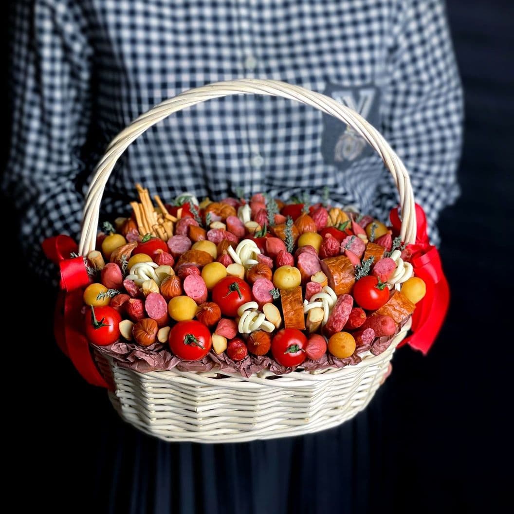 Купить Подарочная корзина из колбасок  арт. 525