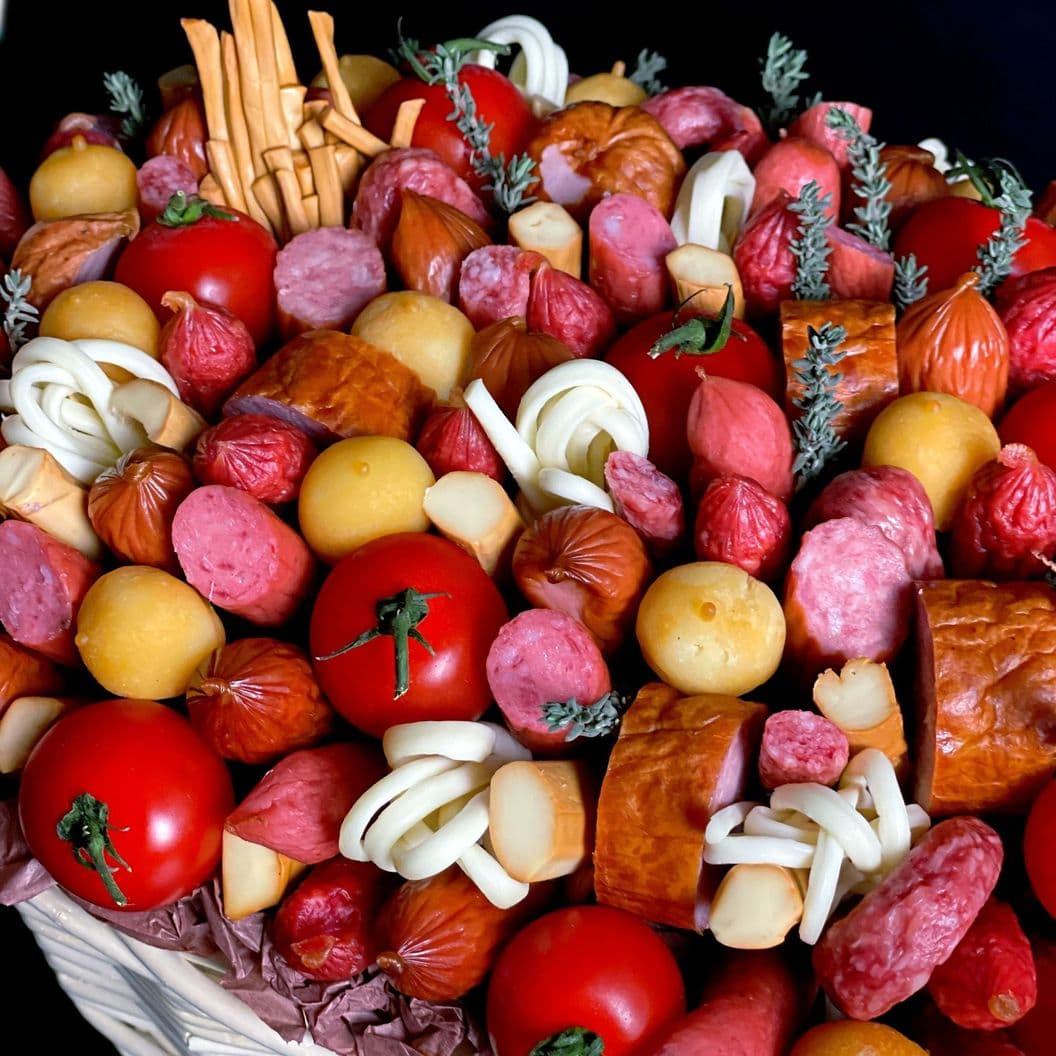 Купить Подарочная корзина из колбасок  арт. 525