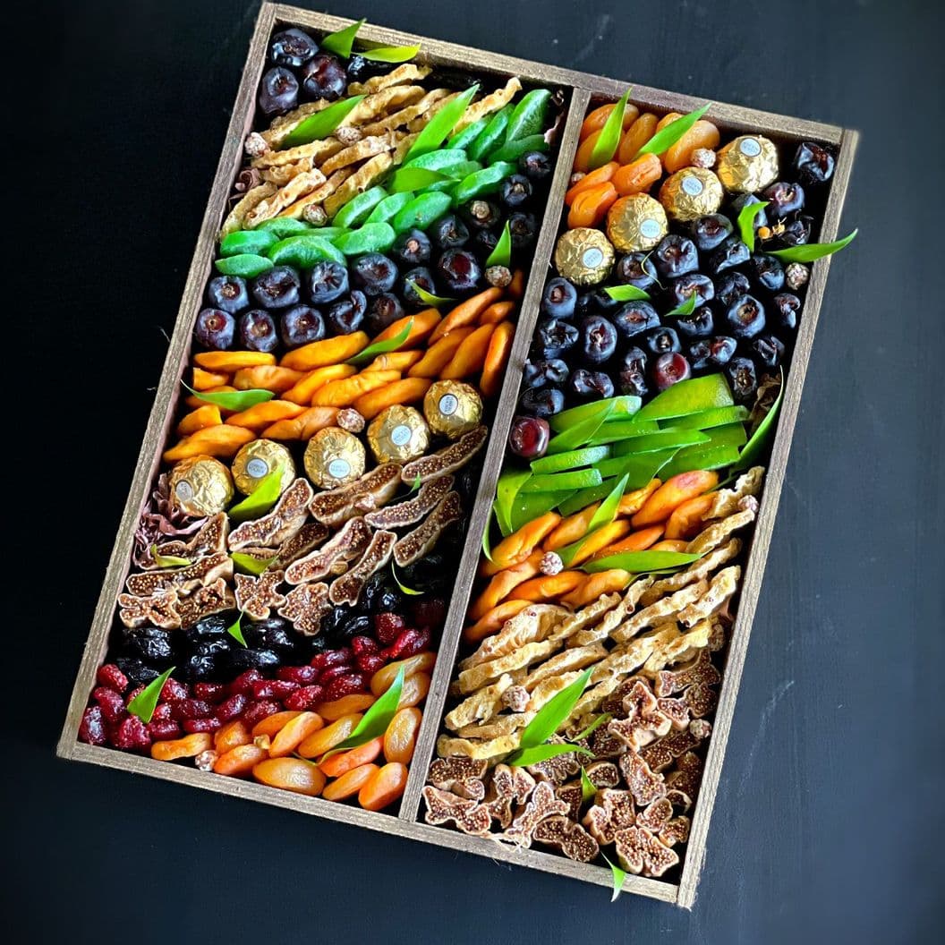 Купить Бокс из орехов и сухофруктов арт. 438