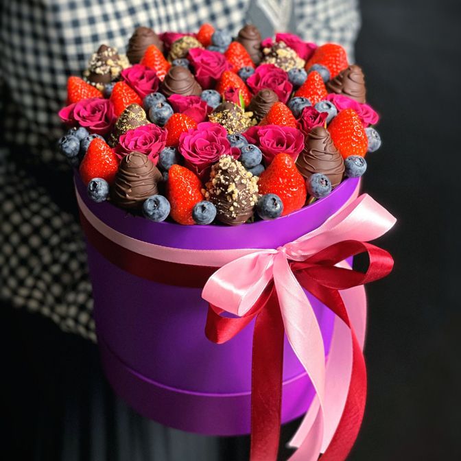 Шляпная коробка из клубники в шоколаде