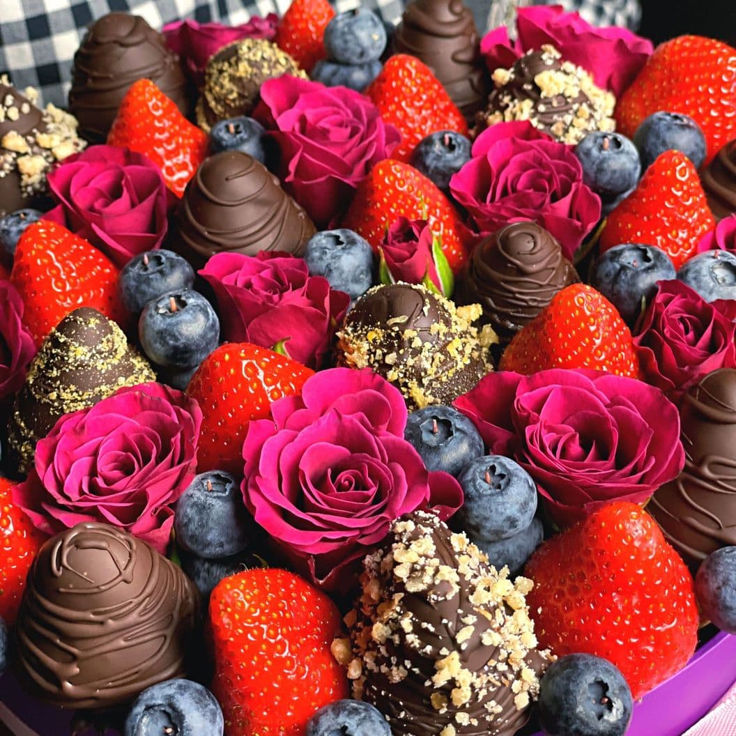 Купить Шляпная коробка из клубники арт. 456