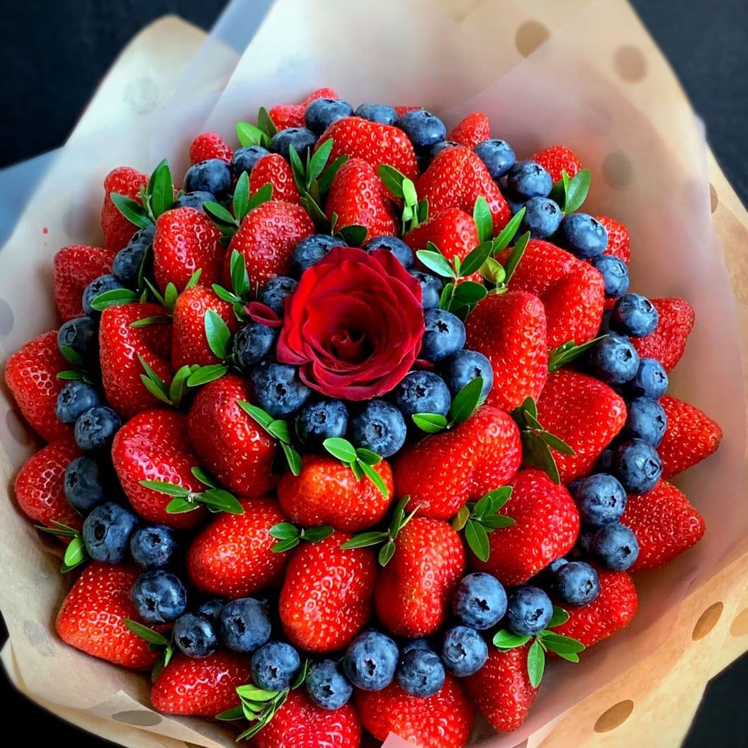 Купить Букет из ягод с розой арт. 145