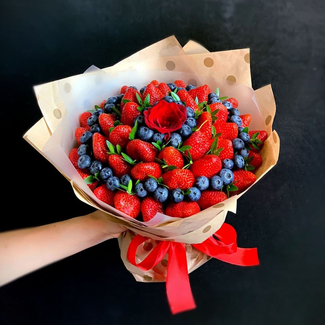 Купить Букет из ягод с розой арт. 145