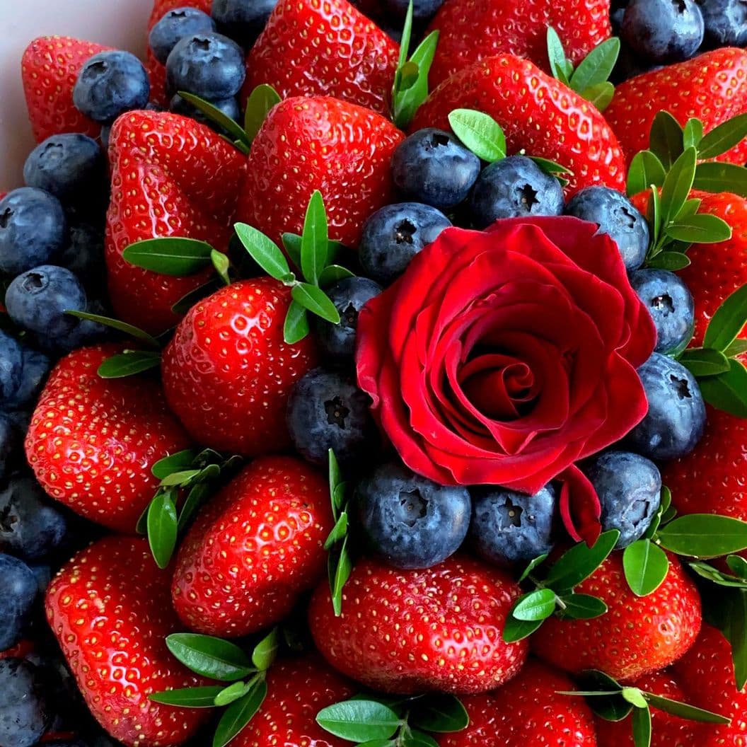 Купить Букет из ягод с розой арт. 145