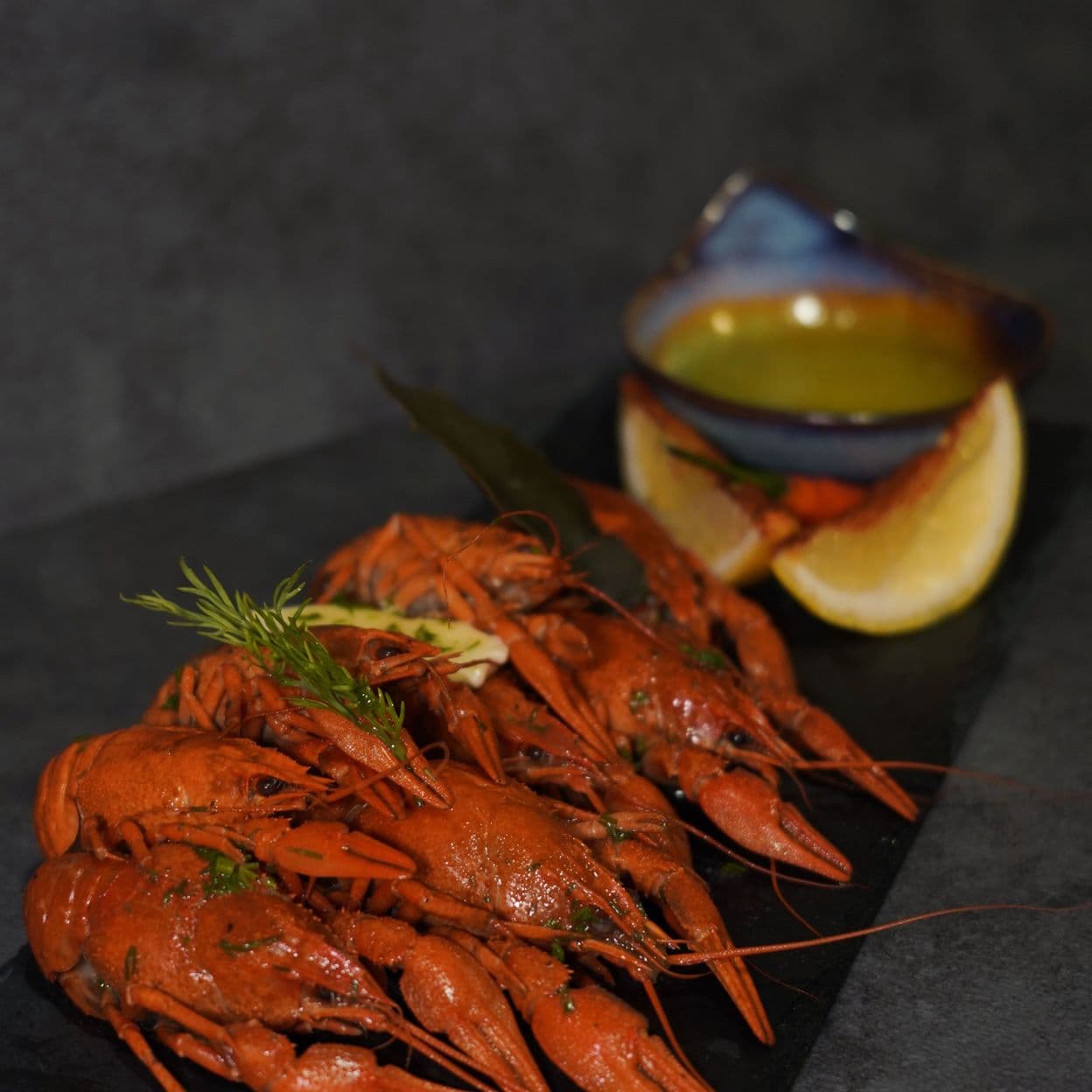 Купить Вареные раки с сливочным маслом и зеленью