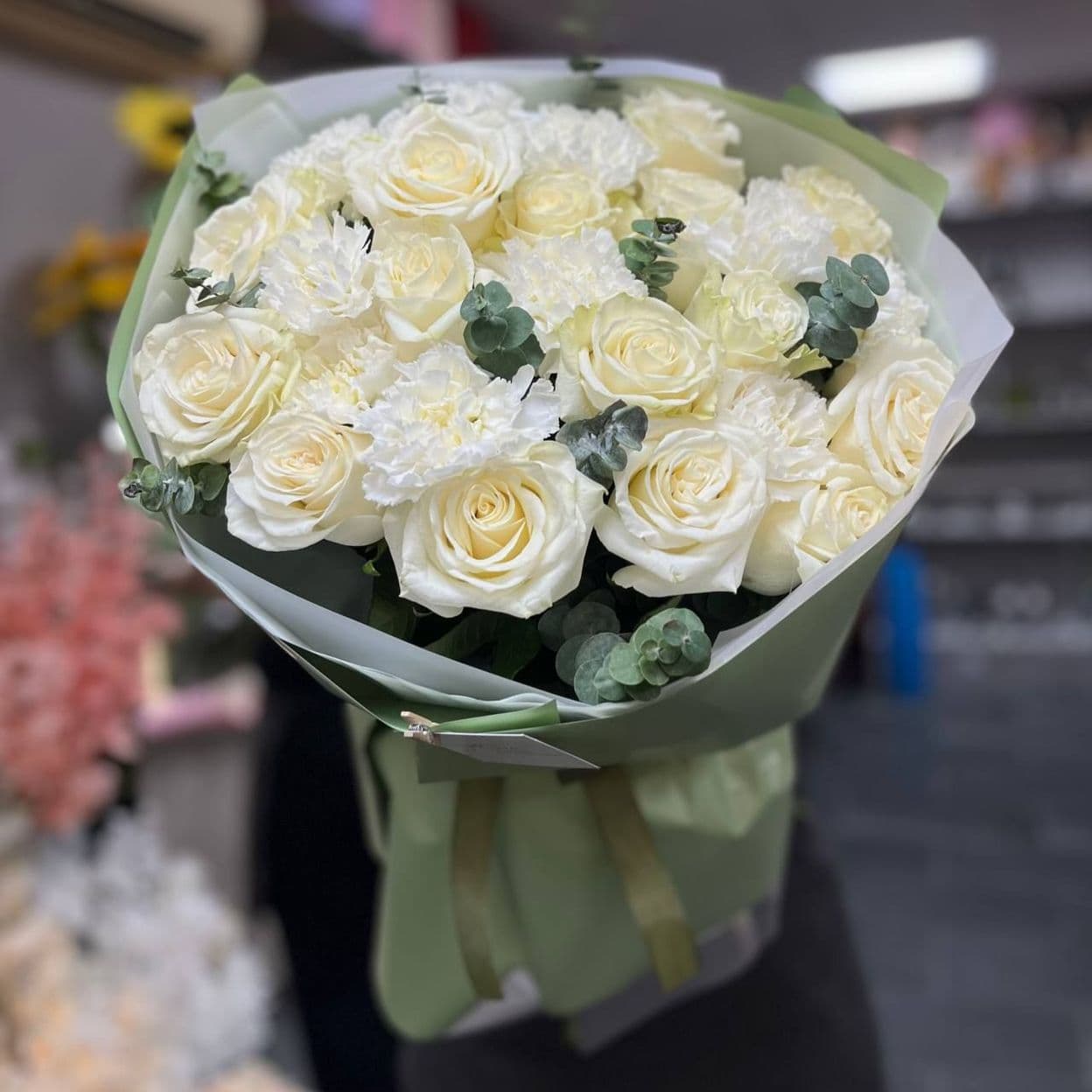 Купить Букет из роз, диантусов и эвкалипта