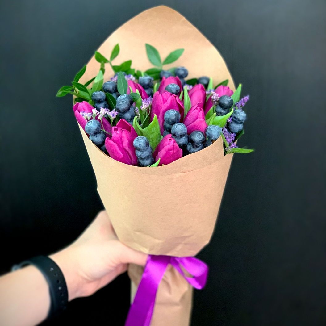Купить Букет из голубики и тюльпанов арт. 62