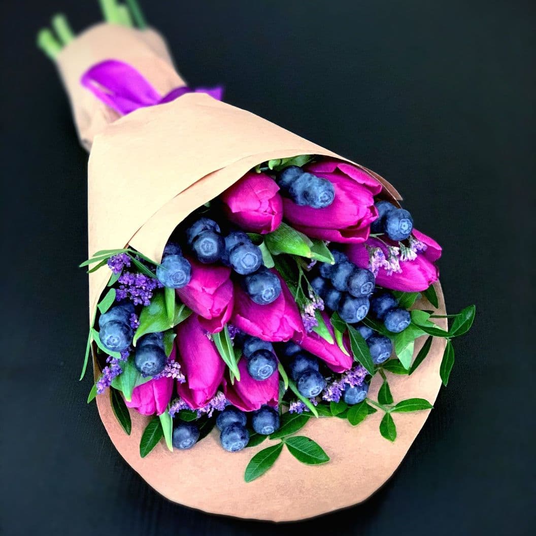 Купить Букет из голубики и тюльпанов арт. 62