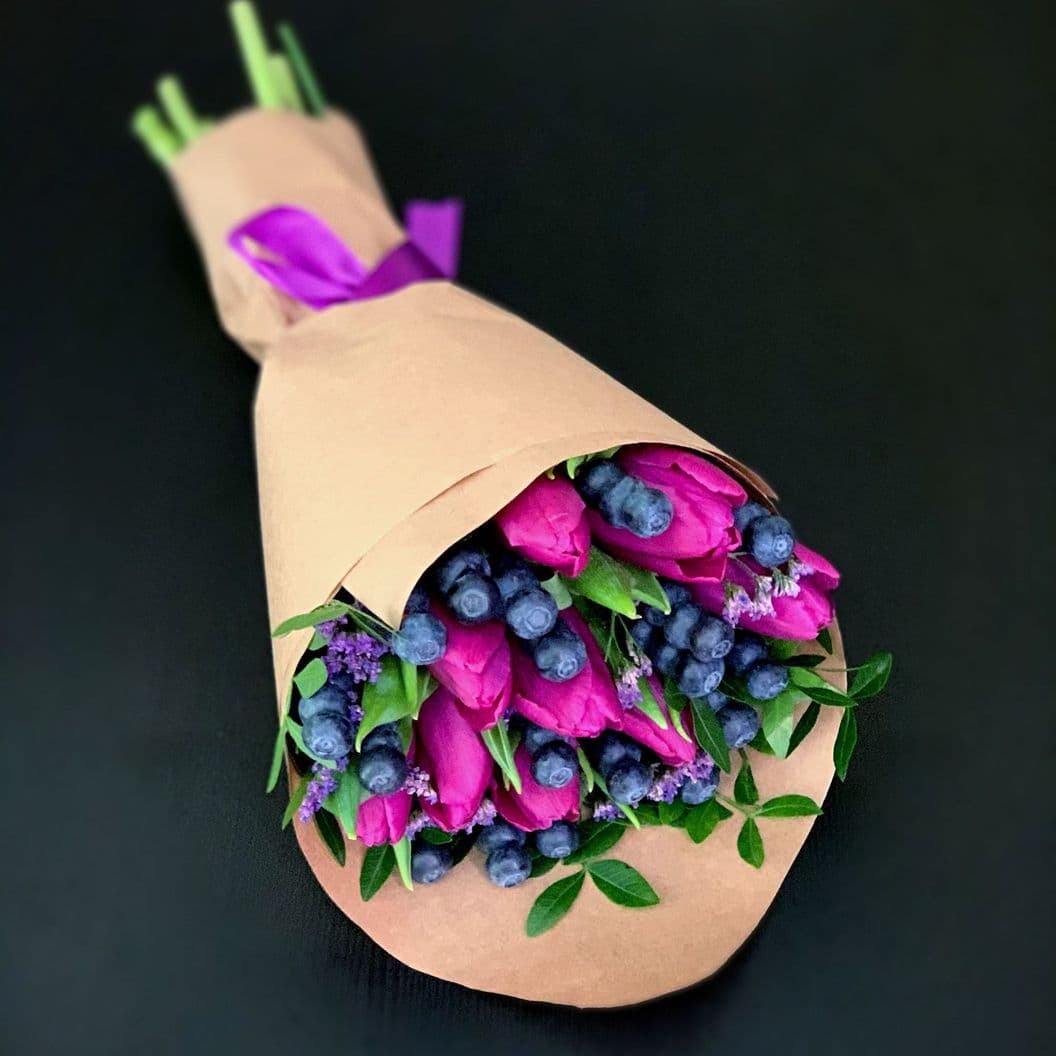 Купить Букет из голубики и тюльпанов арт. 62