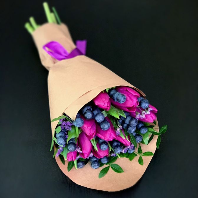 Букет из клубники, конфет и лизиантусов