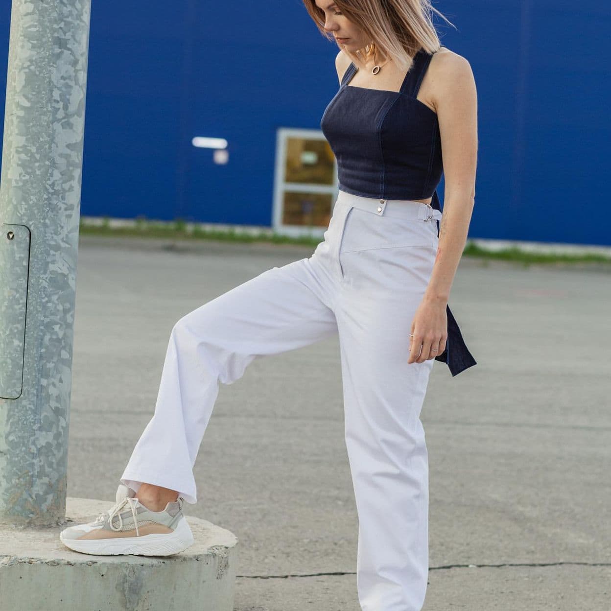 Купить Брюки из Катона белого цвета идеально дополнят любой образ и солнечный свет