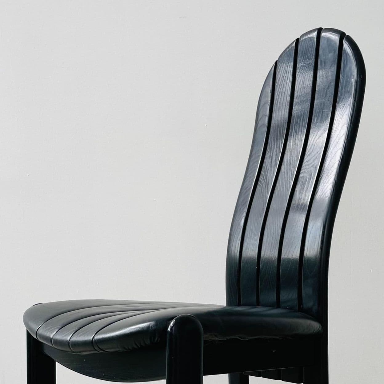 Купить Четыре обеденных стула на деревянном каркасе