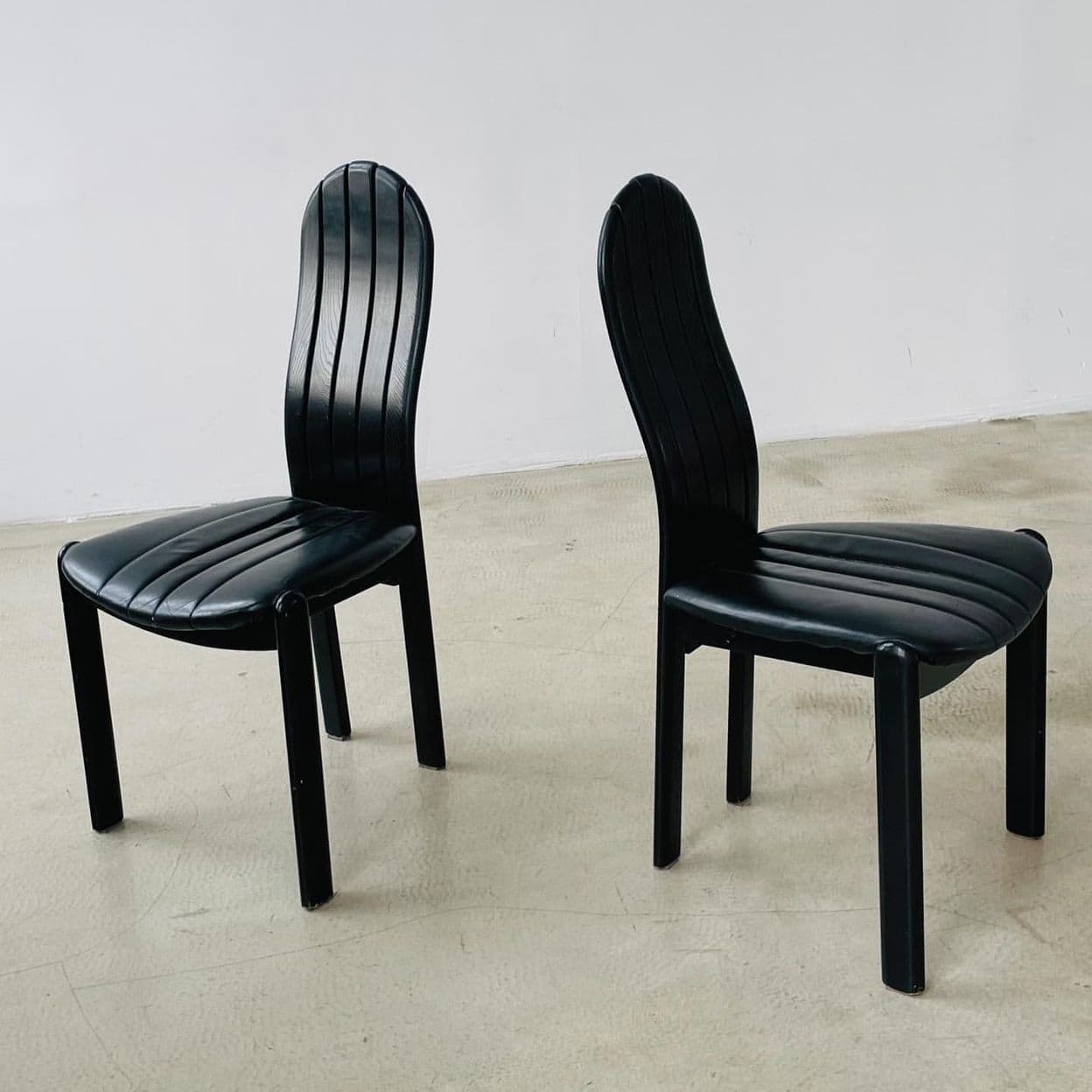 Купить Четыре обеденных стула на деревянном каркасе