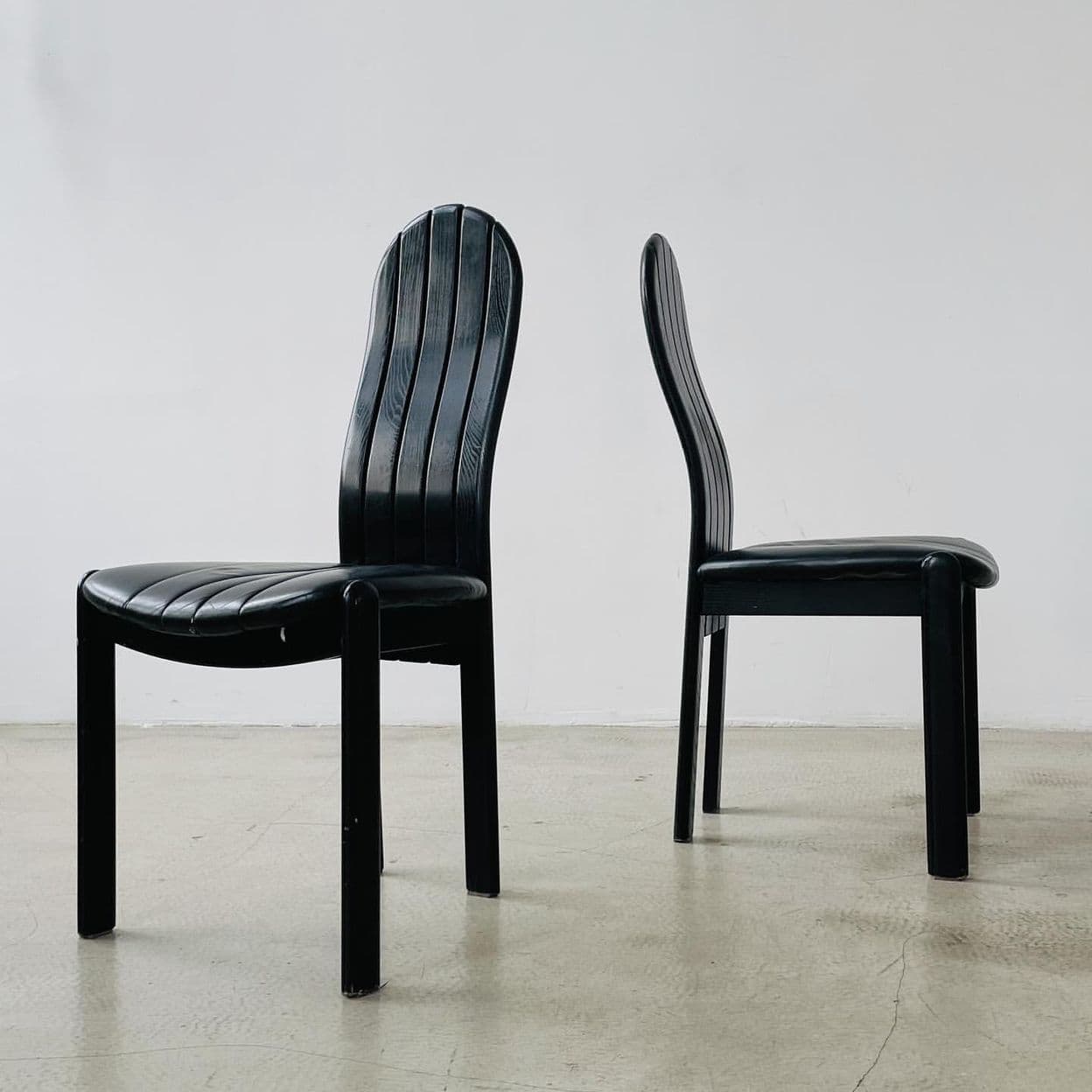 Купить Четыре обеденных стула на деревянном каркасе