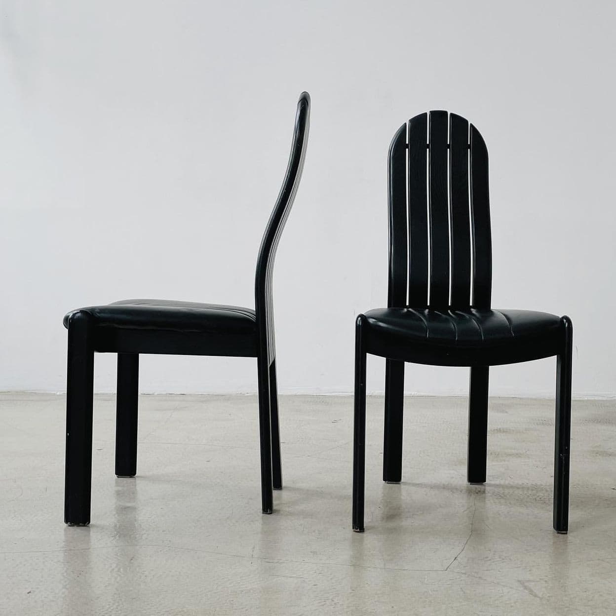 Купить Четыре обеденных стула на деревянном каркасе