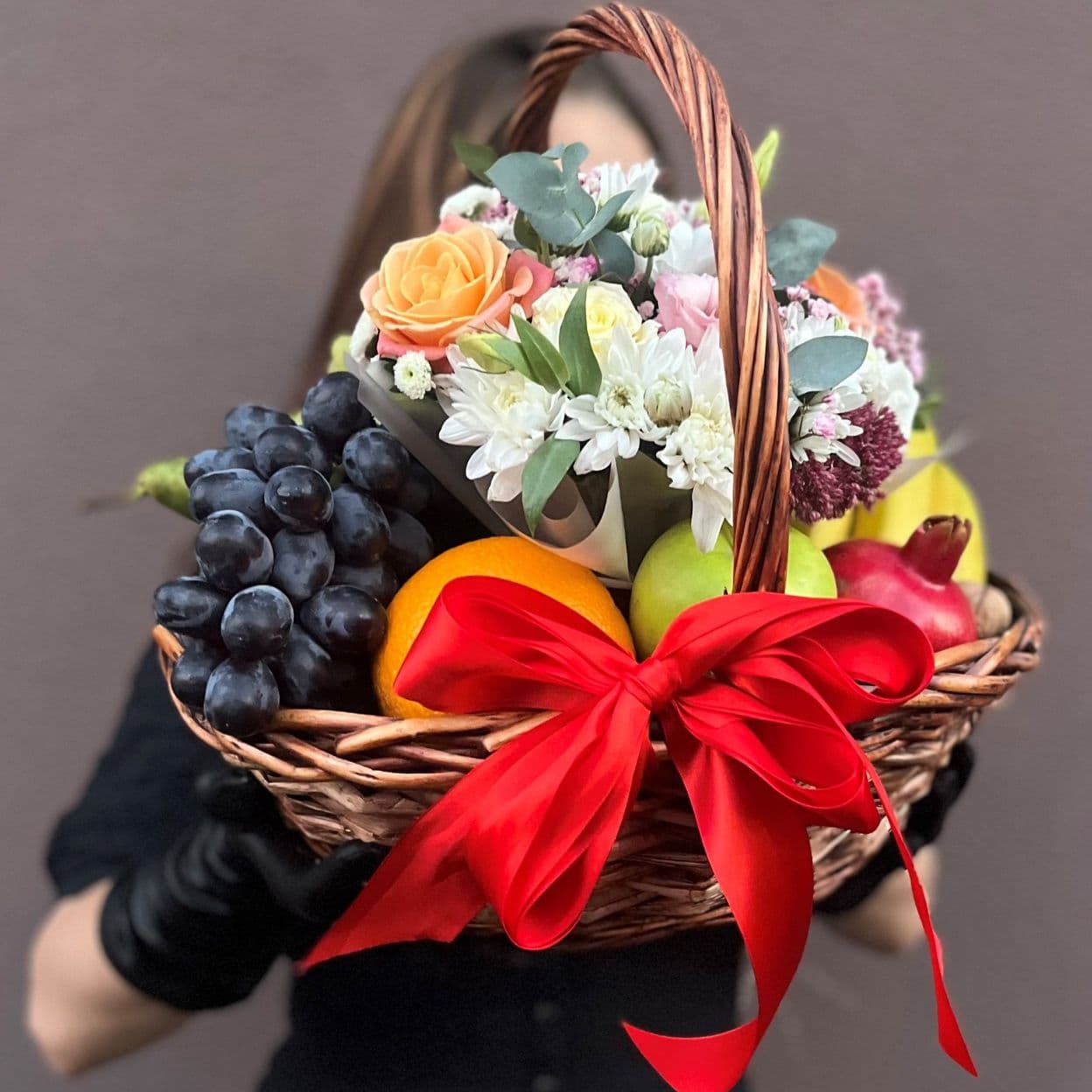 Купить Корзина с цветами и фруктами