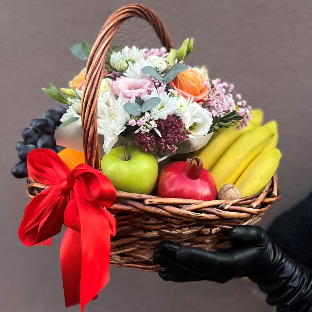 Купить Корзина с цветами и фруктами