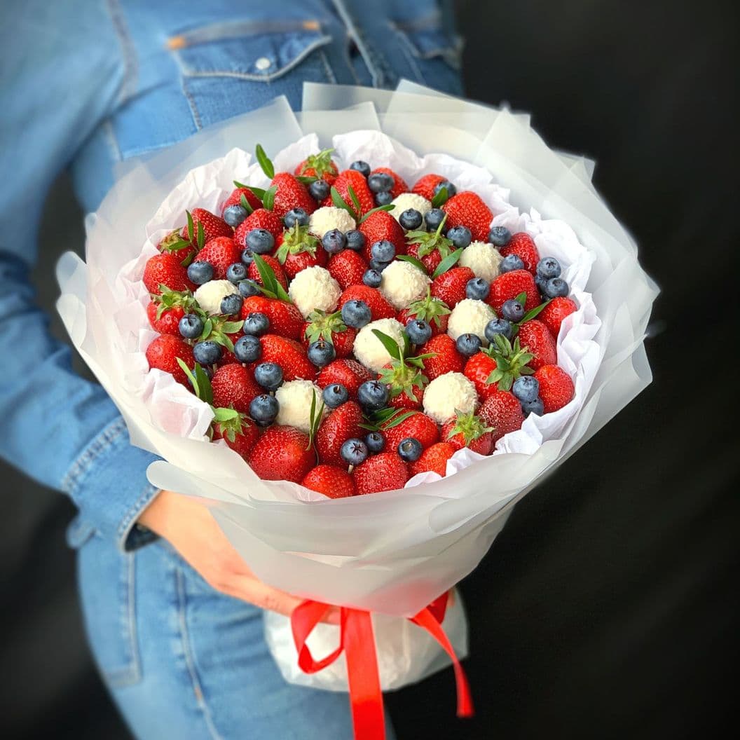 Купить Букет из клубники и рафаэлло арт. 293