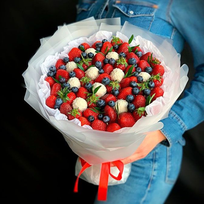 Букет из клубники и рафаэлло