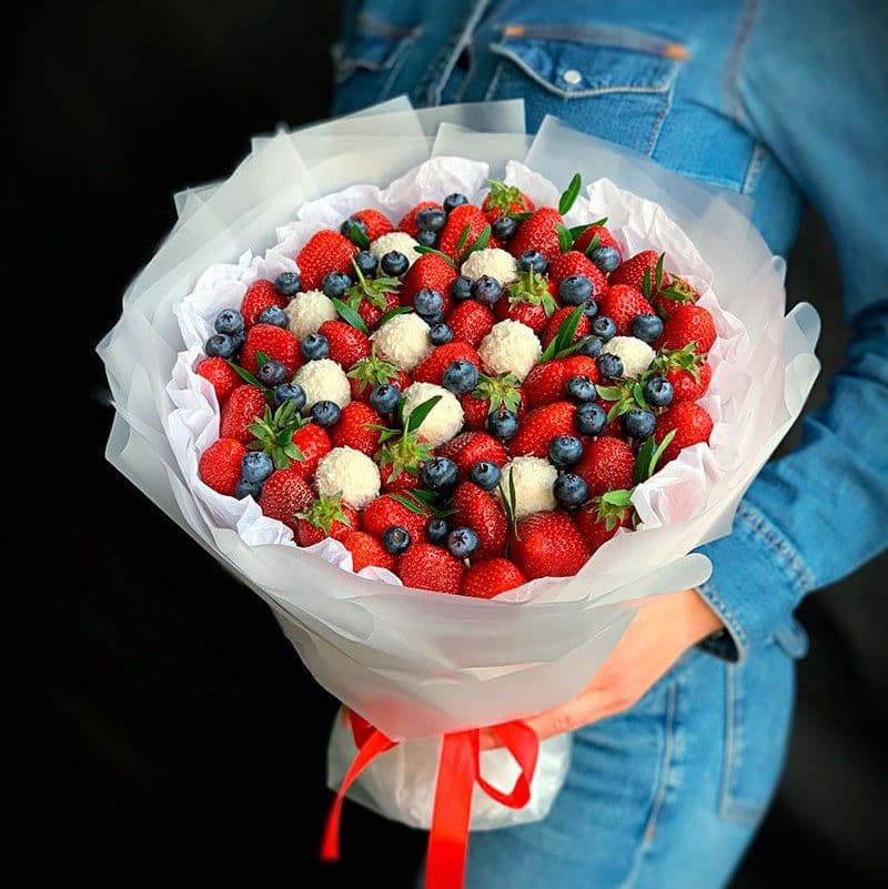 Купить Букет из клубники и рафаэлло арт. 293