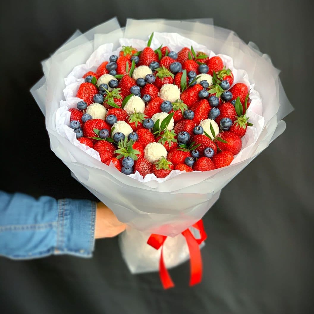 Купить Букет из клубники и рафаэлло арт. 293