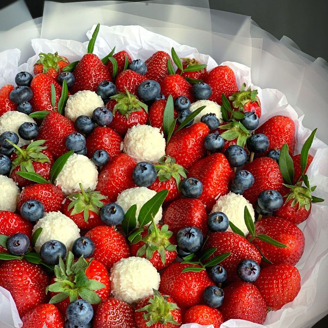 Купить Букет из клубники и рафаэлло арт. 293