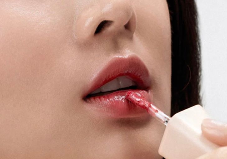 Купить House of HUR Сияющий блеск-тинт для губ – 03 розовый рассвет Glow Ampoule Tint – Dawn Pink 4.5 гр
