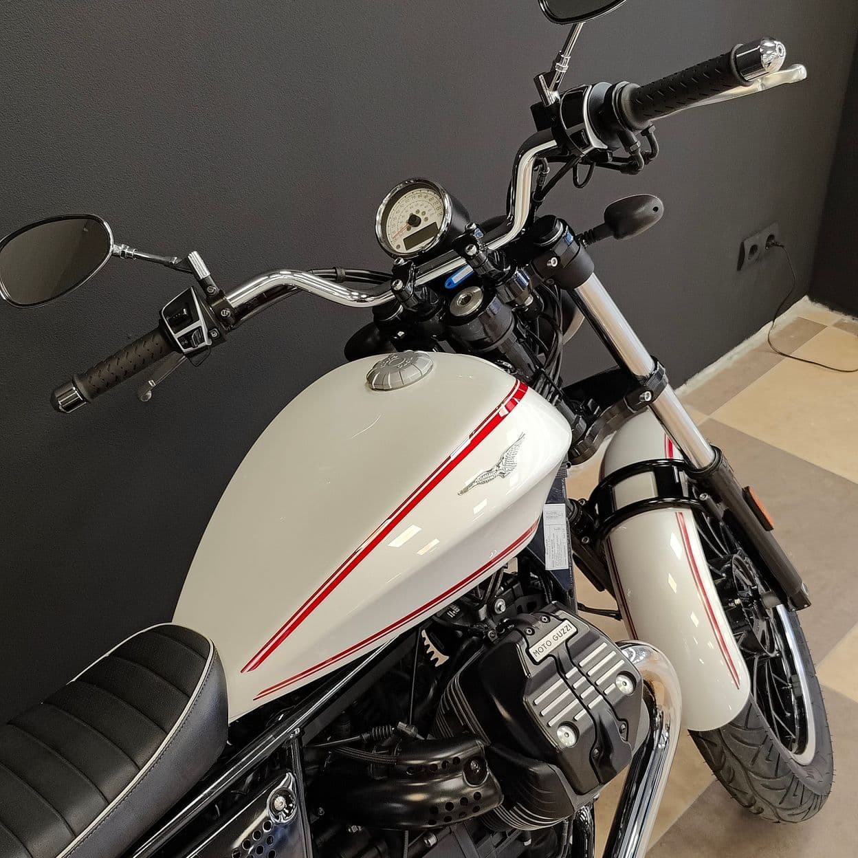 Купить Moto Guzzi V9 Roamer
