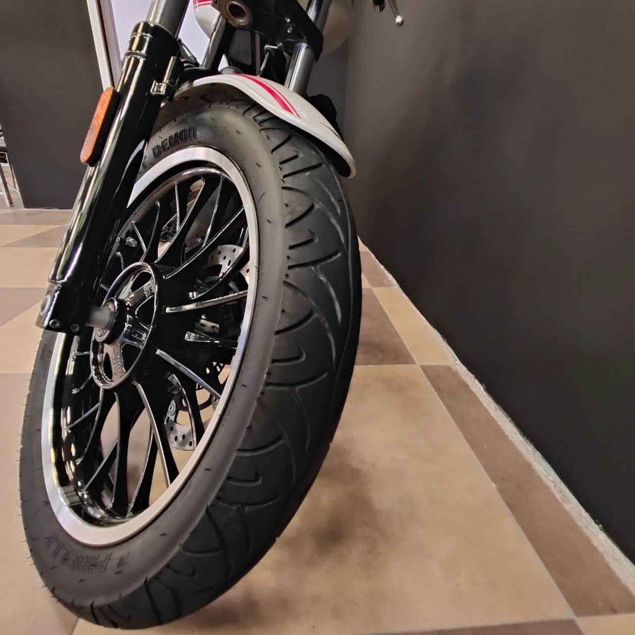 Купить Moto Guzzi V9 Roamer